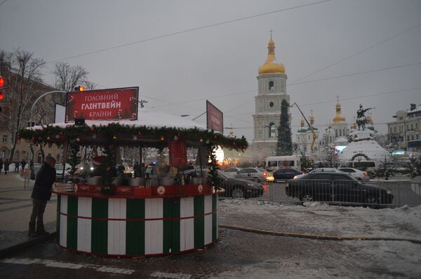 Киев предновогодний Новый год улица прохожий жители автомобиль машина Софийская площадь памятник хмельницкому