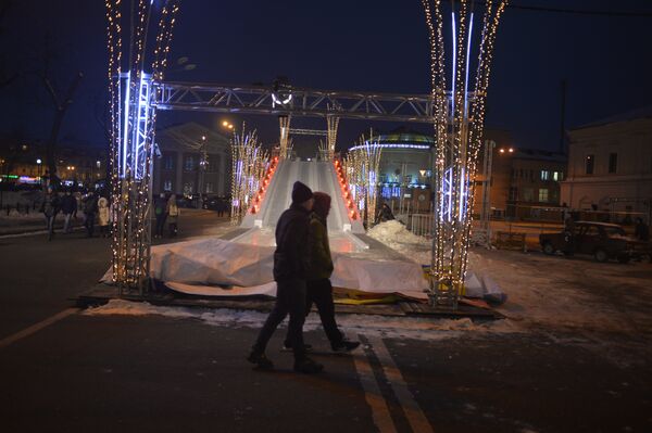 Киев предновогодний Новый год улица  прохожий горка