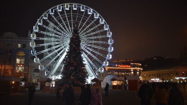 Киев предновогодний Новый год улица  прохожий елка колесо обозрения