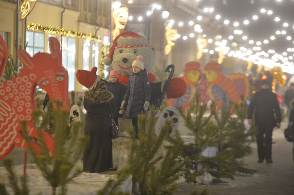 Киев предновогодний Новый год улица  прохожий снеговик дети