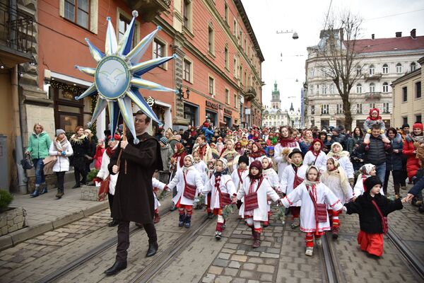 Жители города во время празднования Рождества во Львове