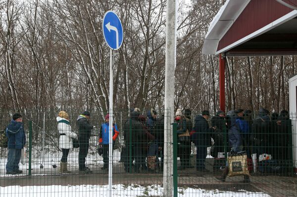 Люди на пункте пропуска Нехотеевка на российско-украинской границе в Белгородской области