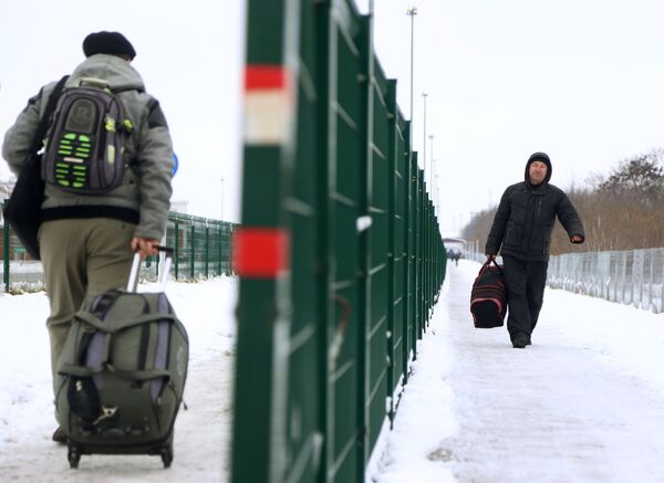 Люди на пункте пропуска Нехотеевка на российско-украинской границе в Белгородской области