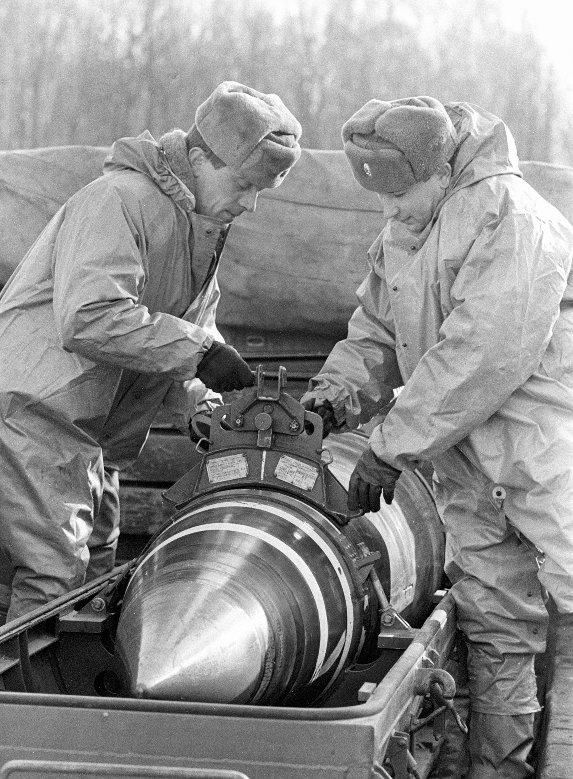  Военные укладывают ядерные боеголовки в контейнеры для вывоза по договору СНВ-1 - РИА Новости, 1920, 01.06.2026