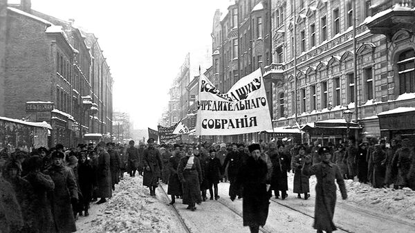 Одна из колонн мирной демонстрации в защиту Учредительного собрания 18. 01. 1917