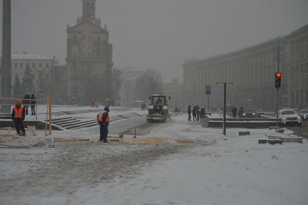 Киев снегопад метель автомобили улица дворник зима