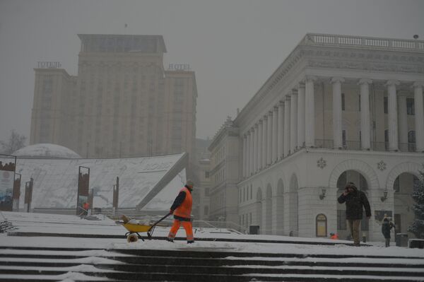 Киев снегопад метель  дворник зима
