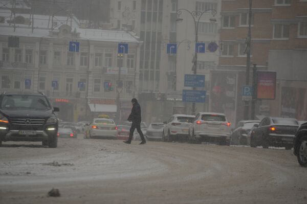 Снегопад метель киев мороз зима жители автомобили улица жители