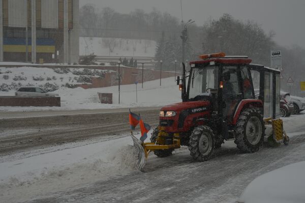Снегопад метель киев мороз зима жители автомобили улица жители трактор