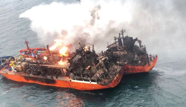 Тушение пожара на танкерах в Керченском проливе