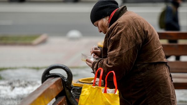 бедность нищета Киев нищий пенсионер бомж еда пожилая женщина