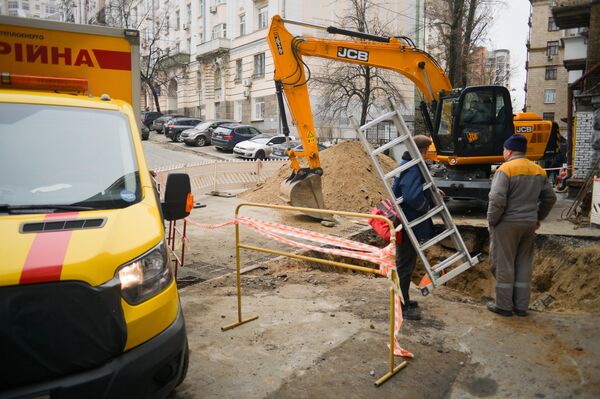 Киев коммунальная служба коммунальщики экскаватор яма авария тепловая кабельная телефонная сеть