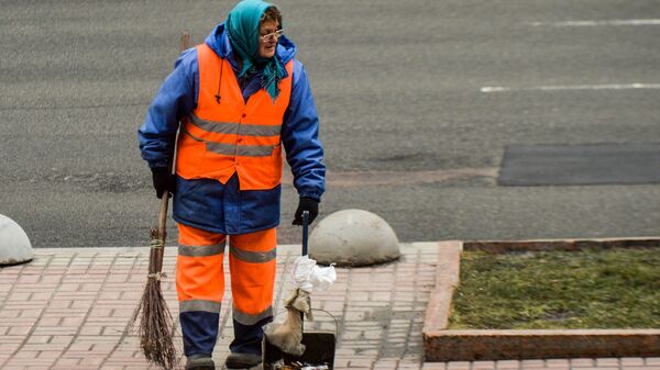 Киев коммунальная служба коммунальщики дворник уборка мусор