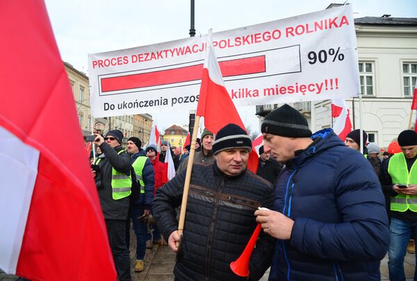 Акция протеста фермеров у президентского дворца в Варшаве