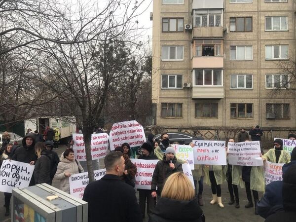Студенты Одесского медвуза пикетируют против Супрун у Посольства США