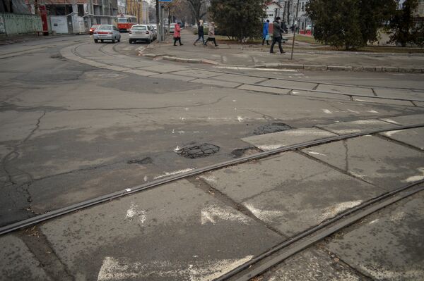 Дорога Киев улица трамвай машины весна