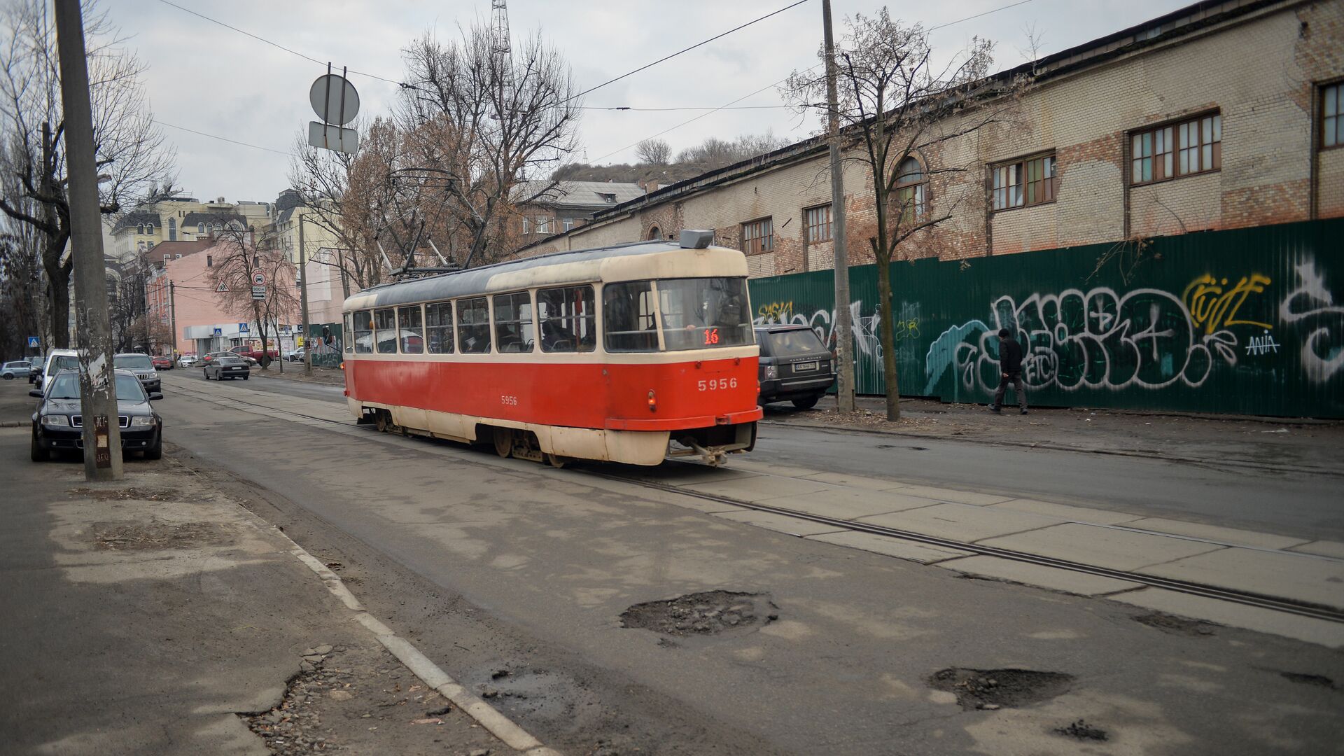 Дорога Киев улица трамвай машины весна ямы яма - РИА Новости, 1920, 29.11.2021