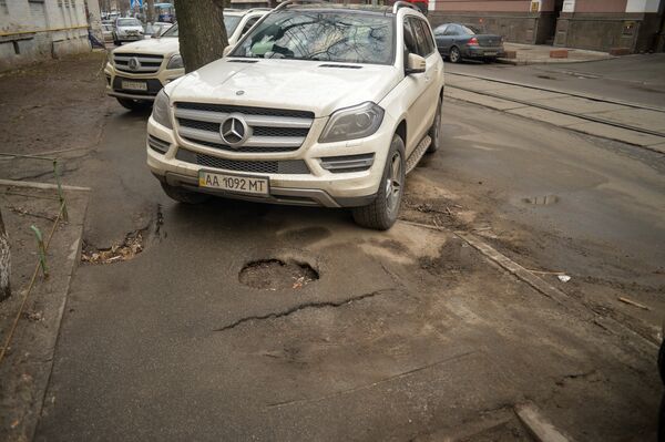 Дорога Киев улица машины весна ямы яма