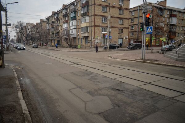 Дорога Киев улица машины весна ямы яма светофор переход