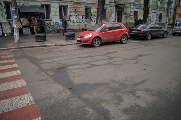 Дорога Киев улица машины весна ямы яма переход