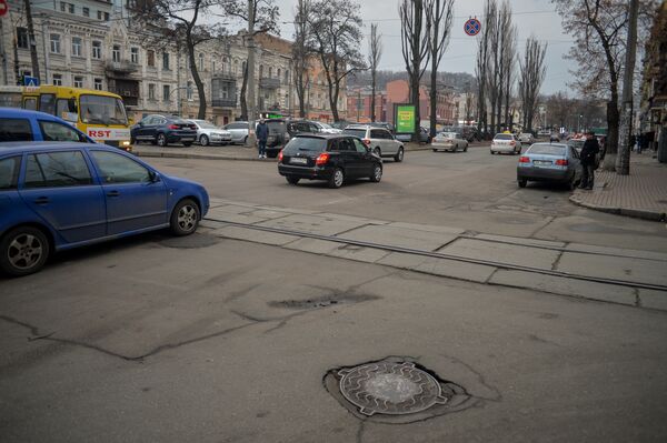 Дорога Киев улица машины весна ямы яма трамвайные пути