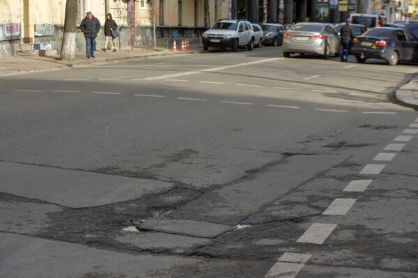 Дорога Киев улица машины весна ямы яма