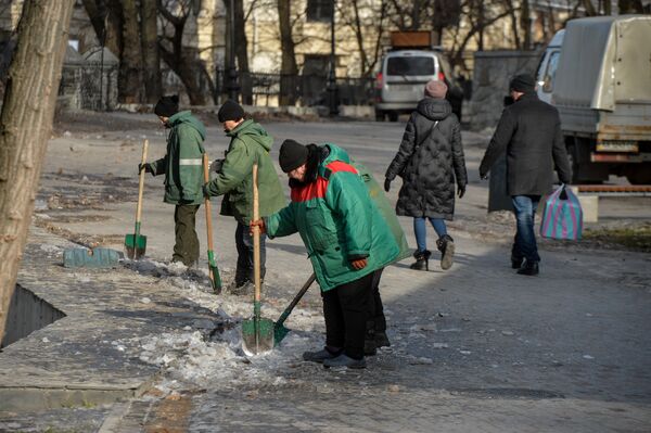 Дорога Киев улица машины весна дворники рабочие жилищно-коммунальные службы лопаты жители