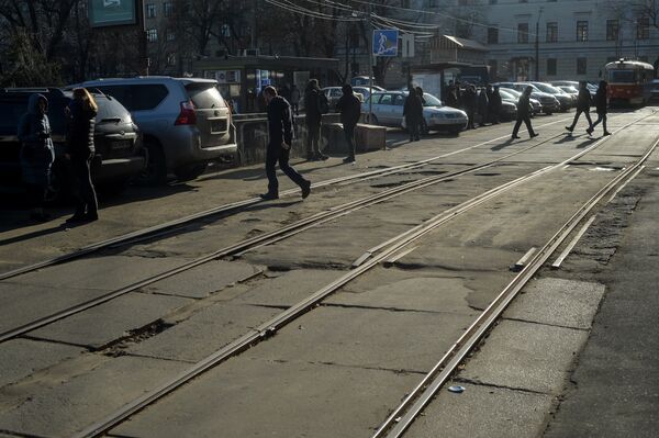 Дорога Киев улица  весна жители трамвайные пути ямы