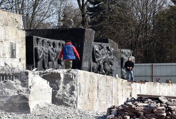 Стелу Монумента Славы демонтировали во Львове