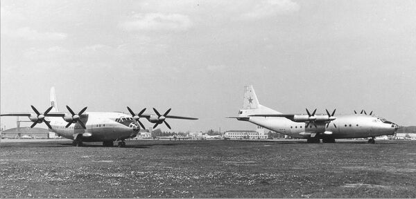 Слева Ан-10, справа Ан-12