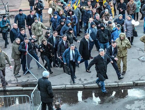 Порошенко бежит с собственного митинга в Житомире после приезда Нацкорпуса