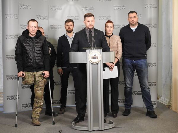 Андрей Билецкий и Олег Петренко [крайний справа]