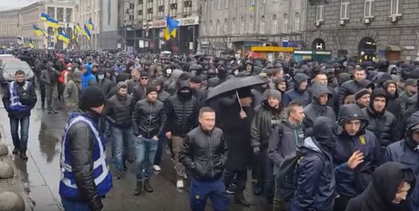 Тысячи радикалов пошли к Администрации Порошенко ВИДЕО