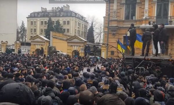 Акция против Порошенко: полицию закидали свиньями и помолились напоследок ВИДЕО