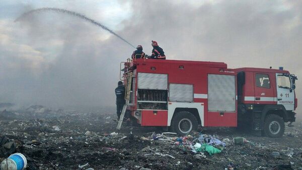 Пожарные тушат пожар на свалке в Черновицкой области