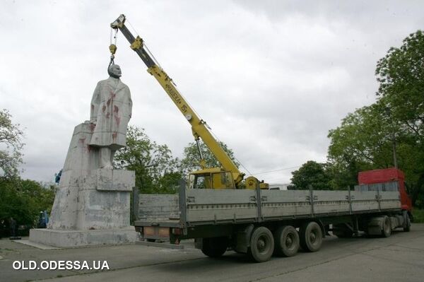 Демонтаж памятника Ленину в парке Савицкого 17 мая 2016 года