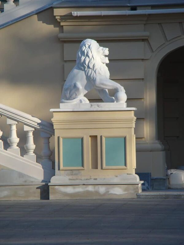 Скульптуры львов у Мариинского дворца в Киеве