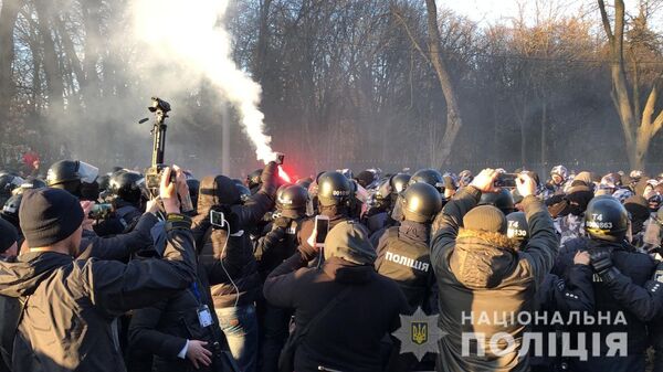 Радикалы из Национального корпуса и Нацполиция на митинге Порошенко в Виннице