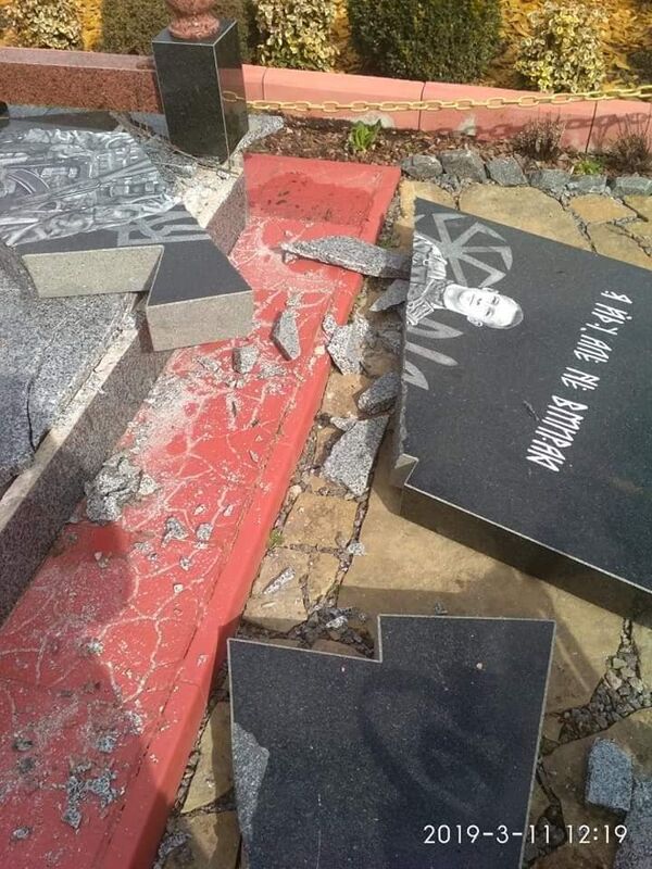 Разбитое надгробие на могиле участника АТО Дюшеса в Винницкой области