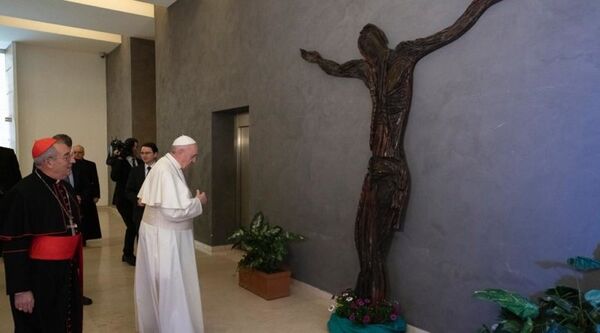 Скульптура с распятием Иисуса Христа в подарок Папе Римскому Франциску за помощь Украине