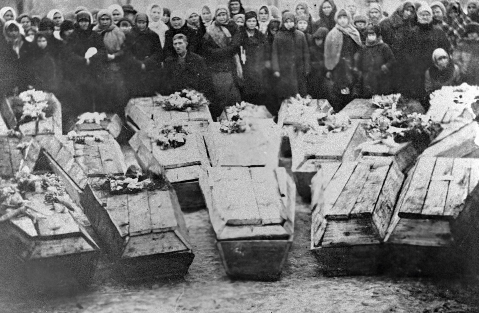 Похороны молодогвардейцев Похороны молодогвардейцев - РИА Новости, 1920, 08.06.2026