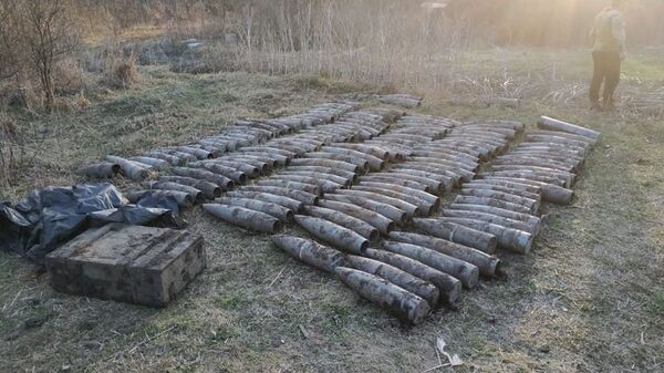 Артиллерийские снаряды на заброшенной туристической базе в Луганской области