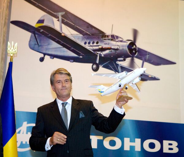 В.Ющенко посетил авиационный комплекс им. Антонова
