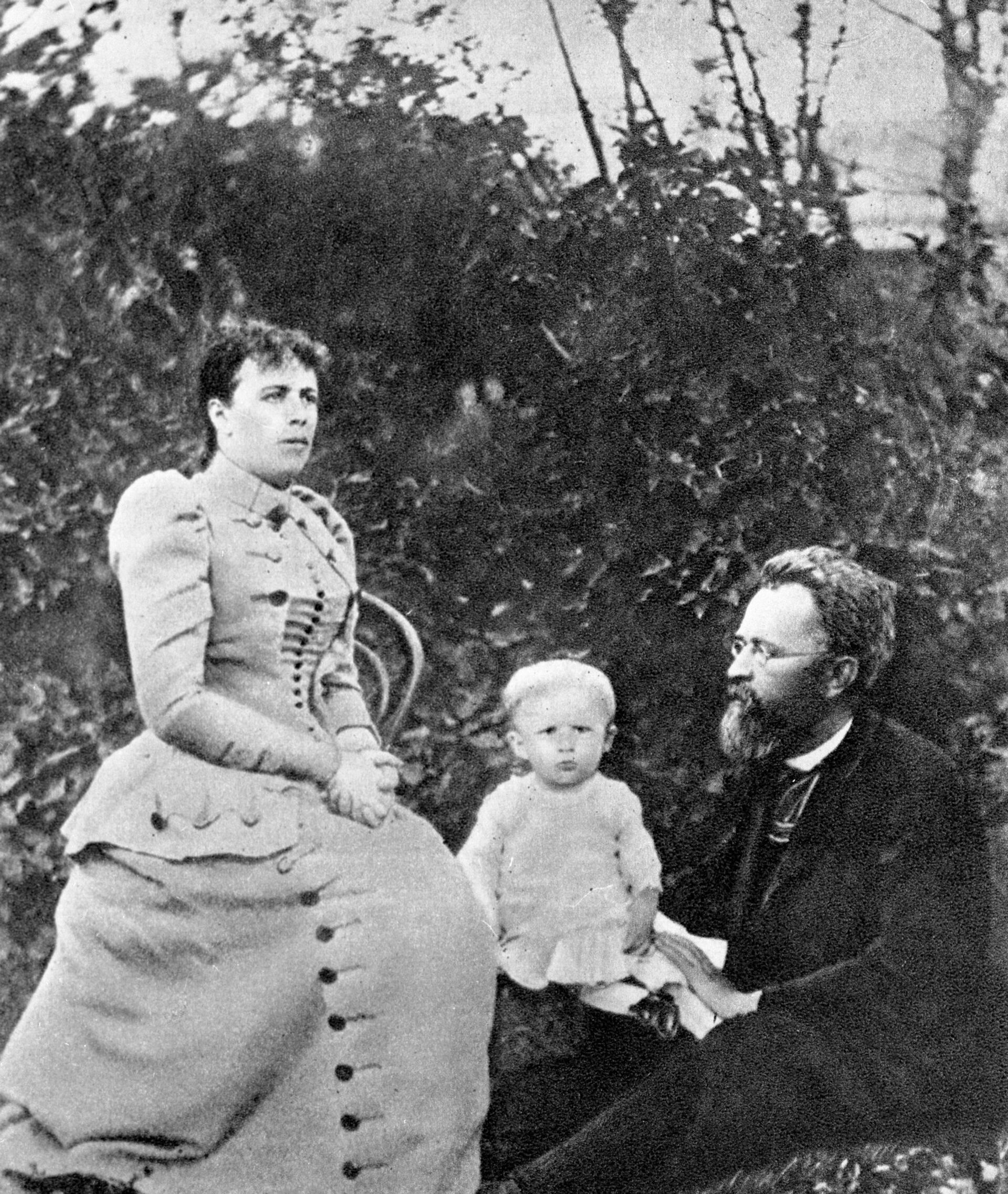 Композитор Сергей Прокофьев (в центре) в возрасте одного года с родителями - РИА Новости, 1920, 19.04.2023