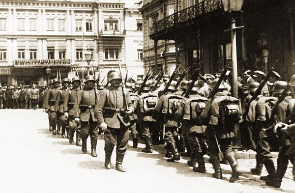 Смена немецкого караула у здания думы на Думской площади. 1918 год Смена немецкого караула у здания думы на Думской площади. 1918 год
