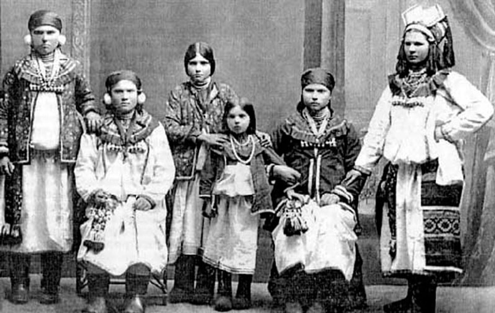 Мокшанки в национальных костюмах. Тамбовская губерния, конец XIX — начало XX века Мокшанки в национальных костюмах. Тамбовская губерния, конец XIX — начало XX века - РИА Новости, 1920, 14.05.2026