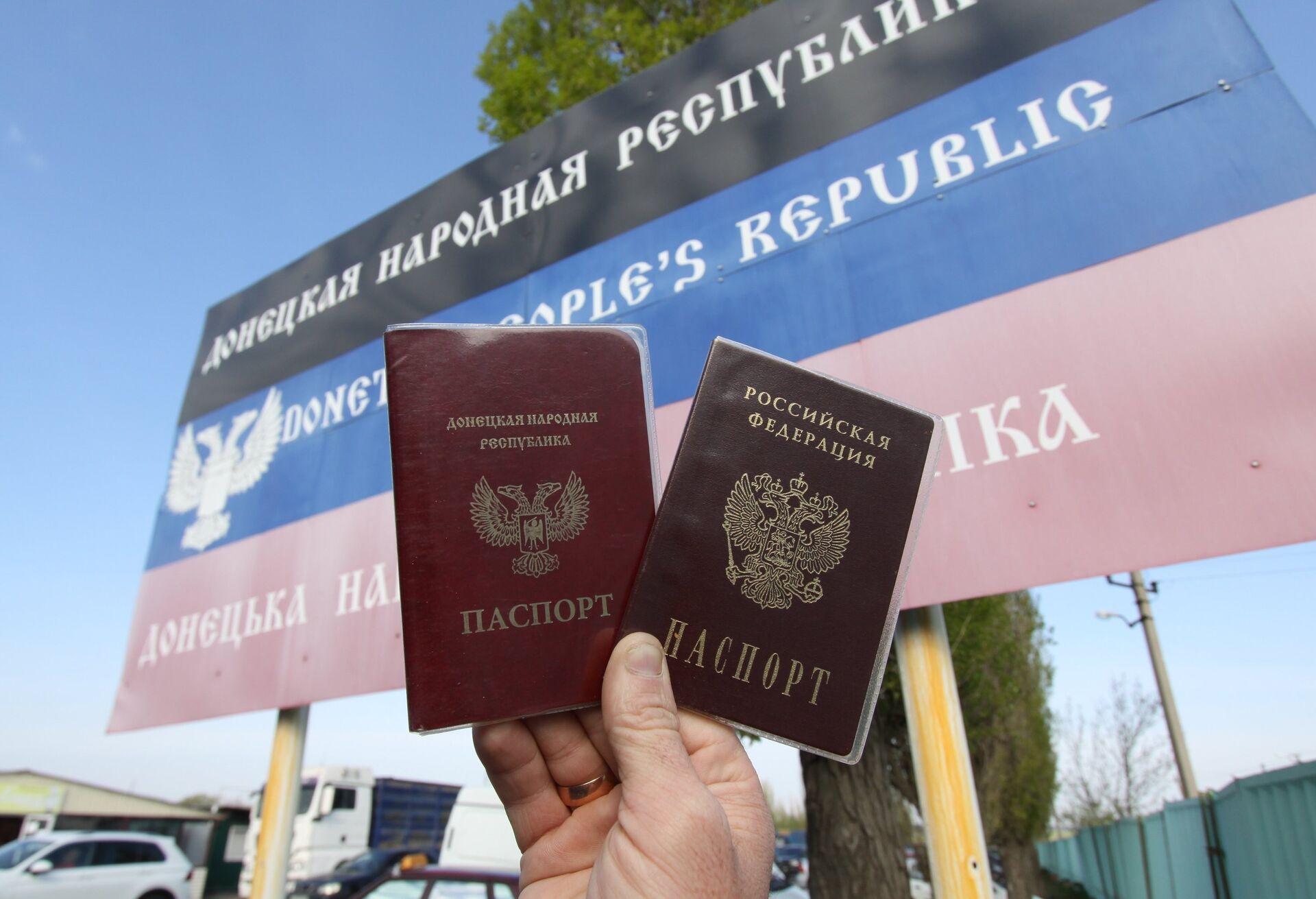Граждане ЛНР и ДНР смогут получить паспорта РФ по упрощенной процедуре - РИА Новости, 1920, 20.05.2021