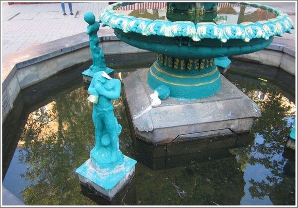 В Бердянске разбили скульптуру мальчик с кувшином на фонтане