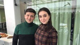 Владимир Зеленский и его пресс-секретарь Юлия Мендель