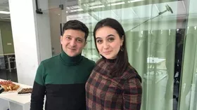 Владимир Зеленский и его пресс-секретарь Юлия Мендель